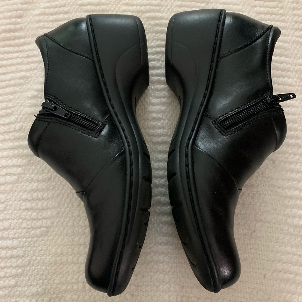 Clarks 8.5 medium U.S. black leather